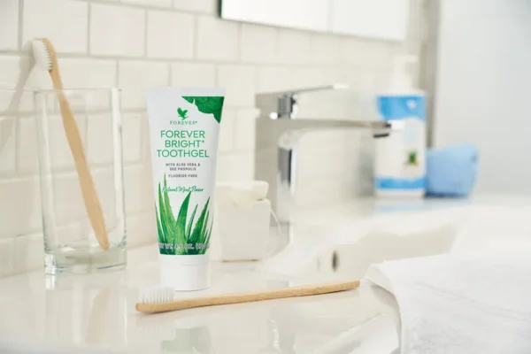 Napredna formula za pranje zuba za celu porodicu NA PUTU ILI KOD KUĆE DOBRO JE SA SOBOM IMATI FOREVER BRIGHT TOOTH GEL Za svež i čist osećaj Bez fluorida Sadrži pčelinji propolis Osvežavajući prirodni ukus mente Bez glutena Pogodno za vegetarijance