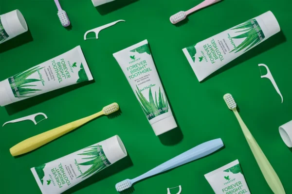 Napredna formula za pranje zuba za celu porodicu NA PUTU ILI KOD KUĆE DOBRO JE SA SOBOM IMATI FOREVER BRIGHT TOOTH GEL Za svež i čist osećaj Bez fluorida Sadrži pčelinji propolis Osvežavajući prirodni ukus mente Bez glutena Pogodno za vegetarijance