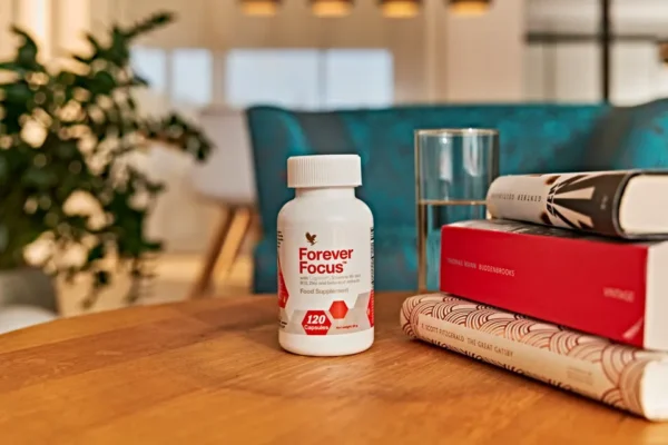 Ostanite oštroumni, ostanite fokusirani. Kombinujući tradicionalne biljke, vitamine i minerale sa klinički proučenim Cognizin®-om: ne prolazite samo kroz dan, preuzmite kontrolu nad njim uz Forever Focus.