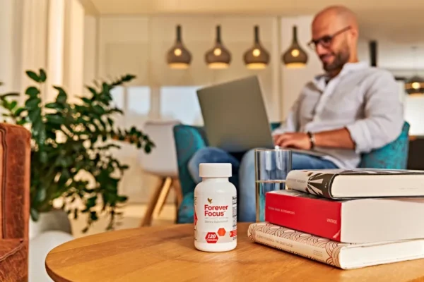 Ostanite oštroumni, ostanite fokusirani. Kombinujući tradicionalne biljke, vitamine i minerale sa klinički proučenim Cognizin®-om: ne prolazite samo kroz dan, preuzmite kontrolu nad njim uz Forever Focus.