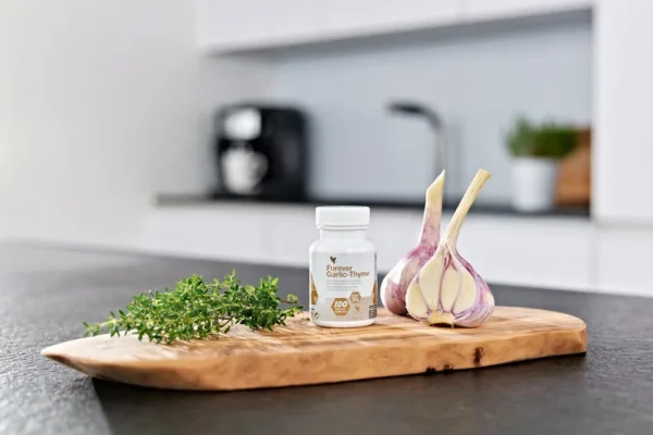 Otkrijte moć Forever Garlic-Thyme dodatka ishrani koji kombinuje beli luk i majčinu dušicu, tradicionalno korišćene hiljadama godina. Smanjuje krvni pritisak Lečenje organa za disanje Lečenje obolelog srca i krvnih sudova (arterioskleroze) Lečenje živčanih bolesti, glavobolje, nesvestice, itd. Lečenje organa za varenje Upotreba belog luka protiv crevnih parazita Lečenje kožnih bolesti, kosopada i ustobolje Lečenje jetre Antikancerogeno dejstvo Uklanja tegobe PMS-a Blagotvorno djeluje na rane, akne, gljivice na nogama Antiseptička svojstva pa je na glasu kao jedan od najvažnijih prirodnih sredstava za dezinfekciju