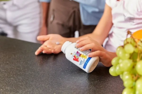 Forever Kids MULTIVITAMIN ZA SVE OD 3 DO 103 GODINE STAROSTI Ove zabavne, ukusne, žvakaće multivitaminske tablete pružaju deci neophodne hranljive materije za svaki dan. stimulacija imuno sistema; potpomaže rast i psihički razvoj; za razvoj zdravih zuba; regeneracija tkiva; pravilno funkcionisanje nervnog i mišićnog sistema; stimulacija crvenih krvnih zrnaca; neophodan za nervne impulse; antioksidans.