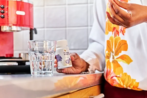 Forever Multi-Maca kombinuje legendarnu peruansku maku sa Q10, L-argininom i drugim moćnim biljnim sastojcima. plodnost normalna seksualna aktivnost normalna reproduktivna funkcija normalna hormonska aktivnost normalna funkcija prostate  normalna funkcija mokraćne bešike normalna funkcija donjeg urinaronog trakta Sadrži L-arginin i koenzim Q10 Namenjeno muškarcima i ženama Pogodno za vegane Bez glutena