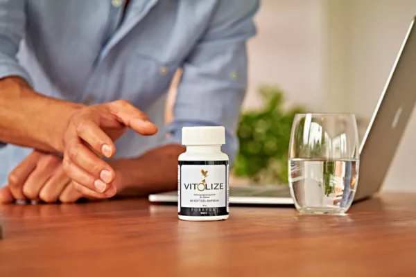 Vitolize Men Ova mešavina biljaka, vitamina i minerala osmišljena je s posebnim fokusom na potrebe muškaraca. Bogat vitaminima D, E, C, B6, cinkom i selenom Cink doprinosi normalnoj plodnosti i reprodukciji Selen doprinosi normalnoj spermatogenezi Bez glutena