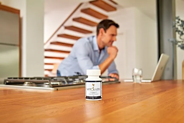 Vitolize Men Ova mešavina biljaka, vitamina i minerala osmišljena je s posebnim fokusom na potrebe muškaraca. Bogat vitaminima D, E, C, B6, cinkom i selenom Cink doprinosi normalnoj plodnosti i reprodukciji Selen doprinosi normalnoj spermatogenezi Bez glutena