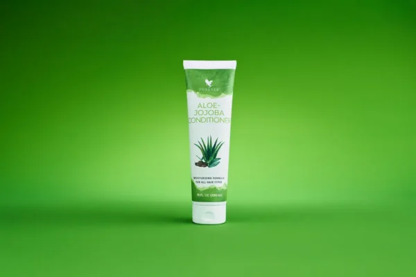 Aloe-Jojoba Conditioner omekšava kosu, jača kosu i daje joj sjaj, pomaže u otklanjanju ispucalih krajeva i sprečava njihovo dalje oštećenje oblaže kosu štiteći je od isušivanja, otklanja statički elektricitet visoko je koncentrovan.